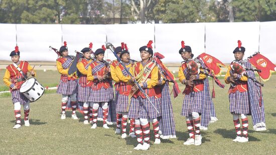 1950 ರಲ್ಲಿ, ನವದೆಹಲಿಯ ಇರ್ವಿನ್ ಕ್ರೀಡಾಂಗಣದಲ್ಲಿ (ಈಗ ಮೇಜರ್ ಧ್ಯಾನ್ ಚಂದ್ ರಾಷ್ಟ್ರೀಯ ಕ್ರೀಡಾಂಗಣ) ಉದ್ಘಾಟನಾ ಗಣರಾಜ್ಯೋತ್ಸವ ಉತ್ಸವಗಳನ್ನು ಆಯೋಜಿಸಲಾಗಿತ್ತು. ಈ ಕಾರ್ಯಕ್ರಮದಲ್ಲಿ 3 ಸಾವಿರಕ್ಕೂ ಹೆಚ್ಚು ಭಾರತೀಯ ಮಿಲಿಟರಿ ಸಿಬ್ಬಂದಿ ಮತ್ತು 100 ಕ್ಕೂ ಹೆಚ್ಚು ವಿಮಾನಗಳು ಭಾಗವಹಿಸಿದ್ದವು.