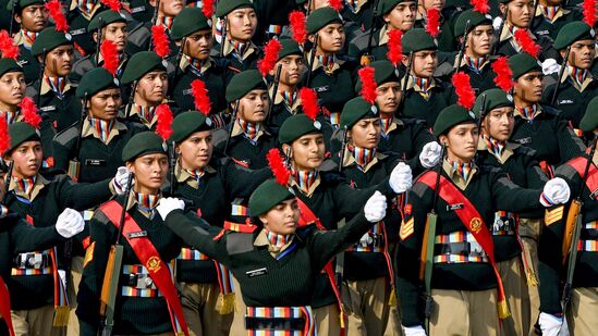 ನವ ದೆಹಲಿಯ ಕರ್ತವ್ಯ ಪಥದಲ್ಲಿ ರಿಹರ್ಸಲ್ ಸಮಯದಲ್ಲಿ ಗಮನ ಸೆಳೆದ ಎನ್ಸಿಸಿ ಕೆಡೆಟ್ಗಳು. ನವ ದೆಹಲಿಯ ಕರ್ತವ್ಯ ಪಥದಲ್ಲಿ ರಿಹರ್ಸಲ್ ಸಮಯದಲ್ಲಿ ಗಮನ ಸೆಳೆದ ಎನ್ಸಿಸಿ ಕೆಡೆಟ್ಗಳು. 
