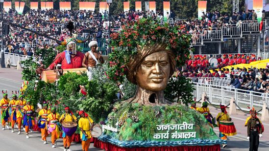 ನವದೆಹಲಿಯ ಕರ್ತವ್ಯ ಪಥದಲ್ಲಿ 2025 ರ ಗಣರಾಜ್ಯೋತ್ಸವದ ಪರೇಡ್ಗಾಗಿ ನಡೆದ ಪೂರ್ಣ ಡ್ರೆಸ್ ರಿಹರ್ಸಲ್ ಸಂದರ್ಭದಲ್ಲಿ ಬುಡಕಟ್ಟು ವ್ಯವಹಾರಗಳ ಸಚಿವಾಲಯದ ಟ್ಯಾಬ್ಲೋಗಳು. ನವದೆಹಲಿಯ ಕರ್ತವ್ಯ ಪಥದಲ್ಲಿ 2025 ರ ಗಣರಾಜ್ಯೋತ್ಸವದ ಪರೇಡ್ಗಾಗಿ ನಡೆದ ಪೂರ್ಣ ಡ್ರೆಸ್ ರಿಹರ್ಸಲ್ ಸಂದರ್ಭದಲ್ಲಿ ಬುಡಕಟ್ಟು ವ್ಯವಹಾರಗಳ ಸಚಿವಾಲಯದ ಟ್ಯಾಬ್ಲೋಗಳು.