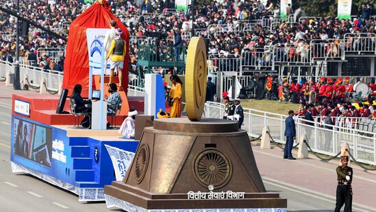 ಗುರುವಾರ ನವದೆಹಲಿಯ ಕರ್ತವ್ಯ ಪಥದಲ್ಲಿ ನಡೆದ ಗಣರಾಜ್ಯೋತ್ಸವ ಮೆರವಣಿಗೆ 2025 ರ ಪೂರ್ಣ ಡ್ರೆಸ್ ರಿಹರ್ಸಲ್ ಸಂದರ್ಭದಲ್ಲಿ ಹಣಕಾಸು ಸೇವಾ ಇಲಾಖೆಯ ಟ್ಯಾಬ್ಲೋಗಳು. ಗುರುವಾರ ನವದೆಹಲಿಯ ಕರ್ತವ್ಯ ಪಥದಲ್ಲಿ ನಡೆದ ಗಣರಾಜ್ಯೋತ್ಸವ ಮೆರವಣಿಗೆ 2025 ರ ಪೂರ್ಣ ಡ್ರೆಸ್ ರಿಹರ್ಸಲ್ ಸಂದರ್ಭದಲ್ಲಿ ಹಣಕಾಸು ಸೇವಾ ಇಲಾಖೆಯ ಟ್ಯಾಬ್ಲೋಗಳು.