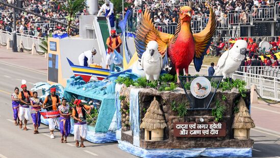 ಫುಲ್ ಡ್ರೆಸ್ ರಿಹರ್ಸಲ್ ಸಮಯದಲ್ಲಿ ಗಮನ ಸೆಳೆದ ದಾದ್ರಾ ಮತ್ತು ನಗರ ಹವೇಲಿ ಟ್ಯಾಬ್ಲೋಗಳು. ಫುಲ್ ಡ್ರೆಸ್ ರಿಹರ್ಸಲ್ ಸಮಯದಲ್ಲಿ ಗಮನ ಸೆಳೆದ ದಾದ್ರಾ ಮತ್ತು ನಗರ ಹವೇಲಿ ಟ್ಯಾಬ್ಲೋಗಳು.