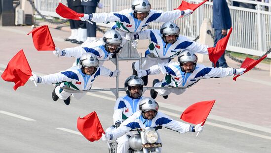 ಗುರುವಾರ ನವದೆಹಲಿಯ ಕರ್ತವ್ಯ ಪಥದಲ್ಲಿ 2025 ರ ಗಣರಾಜ್ಯೋತ್ಸವದ ಮೆರವಣಿಗೆಗಾಗಿ ಪೂರ್ಣ ಡ್ರೆಸ್ ರಿಹರ್ಸಲ್ನಲ್ಲಿ ಕಂಡು ಬಂದ ಭಾರತೀಯ ಸೇನೆಯ ಮೋಟಾರ್ಸೈಕಲ್ ಸವಾರರ ಪ್ರದರ್ಶನ ತಂಡ "ಡೇರ್ಡೆವಿಲ್ಸ್". ಗುರುವಾರ ನವದೆಹಲಿಯ ಕರ್ತವ್ಯ ಪಥದಲ್ಲಿ 2025 ರ ಗಣರಾಜ್ಯೋತ್ಸವದ ಮೆರವಣಿಗೆಗಾಗಿ ಪೂರ್ಣ ಡ್ರೆಸ್ ರಿಹರ್ಸಲ್ನಲ್ಲಿ ಕಂಡು ಬಂದ ಭಾರತೀಯ ಸೇನೆಯ ಮೋಟಾರ್ಸೈಕಲ್ ಸವಾರರ ಪ್ರದರ್ಶನ ತಂಡ "ಡೇರ್ಡೆವಿಲ್ಸ್".