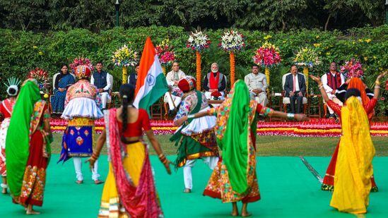 ಪ್ರಧಾನಿ ನರೇಂದ್ರ ಮೋದಿ ಅವರ ನಿವಾಸದಲ್ಲಿ, ಈ ಬಾರಿ ಗಣರಾಜ್ಯೋತ್ಸವ ಪರೇಡ್ನಲ್ಲಿ ಭಾಗವಹಿಸುತ್ತಿರುವ ಎನ್ಸಿಸಿ ಕೆಡೆಟ್ಗಳು, ಎನ್ಎಸ್ಎಸ್ ಸ್ವಯಂಸೇವಕರು, ಟ್ಯಾಬ್ಲೋ ಕಲಾವಿದರು ನೃತ್ಯ ಪ್ರದರ್ಶನ ಮಾಡಿದರು. ನಂತರ ಸಂವಾದ ಕಾರ್ಯಕ್ರಮ ಏರ್ಪಡಿಸಲಾಗಿತ್ತು. ಪ್ರಧಾನಿ ನರೇಂದ್ರ ಮೋದಿ ಅವರ ನಿವಾಸದಲ್ಲಿ, ಈ ಬಾರಿ ಗಣರಾಜ್ಯೋತ್ಸವ ಪರೇಡ್ನಲ್ಲಿ ಭಾಗವಹಿಸುತ್ತಿರುವ ಎನ್ಸಿಸಿ ಕೆಡೆಟ್ಗಳು, ಎನ್ಎಸ್ಎಸ್ ಸ್ವಯಂಸೇವಕರು, ಟ್ಯಾಬ್ಲೋ ಕಲಾವಿದರು ನೃತ್ಯ ಪ್ರದರ್ಶನ ಮಾಡಿದರು. ನಂತರ ಸಂವಾದ ಕಾರ್ಯಕ್ರಮ ಏರ್ಪಡಿಸಲಾಗಿತ್ತು. 