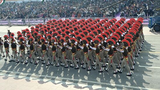 ಭಾರತದ ನವದೆಹಲಿಯ ಕರ್ತವ್ಯ ಪಥದಲ್ಲಿ 2025 ರ ಗಣರಾಜ್ಯೋತ್ಸವ ಪರೇಡ್ಗಾಗಿ ಫುಲ್ ಡ್ರೆಸ್ ರಿಹರ್ಸಲ್ನಲ್ಲಿ ದೆಹಲಿ ಪೊಲೀಸ್ ತುಕಡಿ. ಭಾರತದ ನವದೆಹಲಿಯ ಕರ್ತವ್ಯ ಪಥದಲ್ಲಿ 2025 ರ ಗಣರಾಜ್ಯೋತ್ಸವ ಪರೇಡ್ಗಾಗಿ ಫುಲ್ ಡ್ರೆಸ್ ರಿಹರ್ಸಲ್ನಲ್ಲಿ ದೆಹಲಿ ಪೊಲೀಸ್ ತುಕಡಿ.