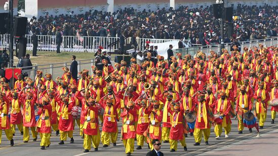 ಈ ಬಾರಿ ಸುವರ್ಣ ಭಾರತ - ಪರಂಪರೆ ಮತ್ತು ಅಭಿವೃದ್ಧಿ ಎಂಬ ಥೀಮ್ನಡಿ ಗಣರಾಜ್ಯೋತ್ಸವವನ್ನು ಆಚರಿಸಲಾಗುತ್ತಿದೆ. ಇದು ಭಾರತದ ಶ್ರೀಮಂತ ಸಾಂಸ್ಕೃತಿಕ ಪರಂಪರೆ ಮತ್ತು ಅದರ ನಿರಂತರ ಅಭಿವೃದ್ಧಿಯ ಪ್ರಯಾಣವನ್ನು ಪ್ರತಿಬಿಂಬಿಸುತ್ತದೆ. ಈ ಬಾರಿ ಸುವರ್ಣ ಭಾರತ - ಪರಂಪರೆ ಮತ್ತು ಅಭಿವೃದ್ಧಿ ಎಂಬ ಥೀಮ್ನಡಿ ಗಣರಾಜ್ಯೋತ್ಸವವನ್ನು ಆಚರಿಸಲಾಗುತ್ತಿದೆ. ಇದು ಭಾರತದ ಶ್ರೀಮಂತ ಸಾಂಸ್ಕೃತಿಕ ಪರಂಪರೆ ಮತ್ತು ಅದರ ನಿರಂತರ ಅಭಿವೃದ್ಧಿಯ ಪ್ರಯಾಣವನ್ನು ಪ್ರತಿಬಿಂಬಿಸುತ್ತದೆ.