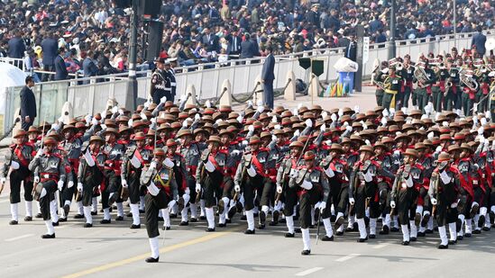  ಪ್ರತಿ ವರ್ಷ ಗಣರಾಜ್ಯೋತ್ಸವದಲ್ಲಿ ಭಾರತದ ಸಾಂಸ್ಕೃತಿಕ ಪರಂಪರೆ ಮಿಲಿಟರಿ, ಟ್ಯಾಬ್ಲೋಗಳು ಮತ್ತು ತುಕಡಿಗಳ ಸಂಘಟಿತ ಮೆರವಣಿಗೆ ಇರುತ್ತದೆ. ಈ ಚಿತ್ರದಲ್ಲಿ ಅಸ್ಸಾಂ ರೈಫಲ್ಸ್ ತುಕಡಿ. ಭಾನುವಾರದ ಕಾರ್ಯಕ್ರಮಕ್ಕಾಗಿ ಪಥ ಸಂಚನಲ ಅಭ್ಯಾಸ ಮಾಡುತ್ತಿದೆ. ಪ್ರತಿ ವರ್ಷ ಗಣರಾಜ್ಯೋತ್ಸವದಲ್ಲಿ ಭಾರತದ ಸಾಂಸ್ಕೃತಿಕ ಪರಂಪರೆ ಮಿಲಿಟರಿ, ಟ್ಯಾಬ್ಲೋಗಳು ಮತ್ತು ತುಕಡಿಗಳ ಸಂಘಟಿತ ಮೆರವಣಿಗೆ ಇರುತ್ತದೆ. ಈ ಚಿತ್ರದಲ್ಲಿ ಅಸ್ಸಾಂ ರೈಫಲ್ಸ್ ತುಕಡಿ. ಭಾನುವಾರದ ಕಾರ್ಯಕ್ರಮಕ್ಕಾಗಿ ಪಥ ಸಂಚನಲ ಅಭ್ಯಾಸ ಮಾಡುತ್ತಿದೆ. 