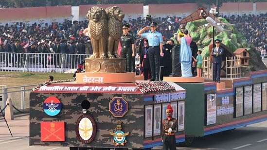ಡ್ರೆಸ್ ರಿಹರ್ಸಲ್ ಸಮಯದಲ್ಲಿ ಮಾಜಿ ಸೈನಿಕರ ಸ್ತಬ್ದಚಿತ್ರ ಪ್ರದರ್ಶನ ಕಂಡುಬಂದಿದ್ದು ಹೀಗೆ. ಇತರರನ್ನು ರಕ್ಷಿಸುವ ಮೂಲಕ ಅಥವಾ ಅನ್ಯಾಯದ ವಿರುದ್ಧ ದನಿ ಎತ್ತುವ ಮೂಲಕ ಅಸಾಧಾರಣ ಶೌರ್ಯ ಪ್ರದರ್ಶಿಸಿದ ಮಕ್ಕಳನ್ನು ಗುರುತಿಸಲು ಗಣರಾಜ್ಯೋತ್ಸವದಂದು ರಾಷ್ಟ್ರೀಯ ಶೌರ್ಯ ಪ್ರಶಸ್ತಿಗಳನ್ನು ನೀಡಲಾಗುತ್ತದೆ. ಡ್ರೆಸ್ ರಿಹರ್ಸಲ್ ಸಮಯದಲ್ಲಿ ಮಾಜಿ ಸೈನಿಕರ ಸ್ತಬ್ದಚಿತ್ರ ಪ್ರದರ್ಶನ ಕಂಡುಬಂದಿದ್ದು ಹೀಗೆ. ಇತರರನ್ನು ರಕ್ಷಿಸುವ ಮೂಲಕ ಅಥವಾ ಅನ್ಯಾಯದ ವಿರುದ್ಧ ದನಿ ಎತ್ತುವ ಮೂಲಕ ಅಸಾಧಾರಣ ಶೌರ್ಯ ಪ್ರದರ್ಶಿಸಿದ ಮಕ್ಕಳನ್ನು ಗುರುತಿಸಲು ಗಣರಾಜ್ಯೋತ್ಸವದಂದು ರಾಷ್ಟ್ರೀಯ ಶೌರ್ಯ ಪ್ರಶಸ್ತಿಗಳನ್ನು ನೀಡಲಾಗುತ್ತದೆ.