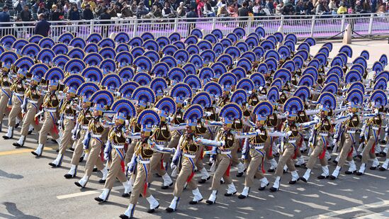  2025 ರ ಗಣರಾಜ್ಯೋತ್ಸವದ ಮೆರವಣಿಗೆಗಾಗಿ ಪೂರ್ಣ ಡ್ರೆಸ್ ರಿಹರ್ಸಲ್ನಲ್ಲಿ ಮಹಿಳಾ ಸಿಆರ್ಪಿಎಫ್ ತುಕಡಿ ಮೆರವಣಿಗೆ 2025 ರ ಗಣರಾಜ್ಯೋತ್ಸವದ ಮೆರವಣಿಗೆಗಾಗಿ ಪೂರ್ಣ ಡ್ರೆಸ್ ರಿಹರ್ಸಲ್ನಲ್ಲಿ ಮಹಿಳಾ ಸಿಆರ್ಪಿಎಫ್ ತುಕಡಿ ಮೆರವಣಿಗೆ 