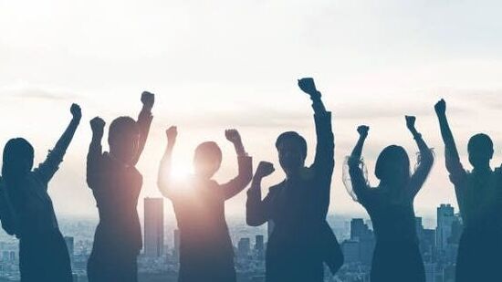 ಯಶಸ್ಸಿಗೆ ಸಲಹೆಗಳು: ವಾಸ್ತು ಪ್ರಕಾರ, ಒಬ್ಬ ವ್ಯಕ್ತಿಯು ಉತ್ತಮ ಪ್ರಗತಿ ಮತ್ತು ಯಶಸ್ಸನ್ನು ಸಾಧಿಸಲು ತನ್ನ ತಾಯಿ, ತಂದೆಯಂತಹ ಹಿರಿಯರನ್ನು ಗೌರವಿಸಬೇಕು. ಹೀಗೆ ಮಾಡುವುದರಿಂದ ವ್ಯಕ್ತಿಯ ವೈಫಲ್ಯವು ಯಶಸ್ಸಿಗೆ ತಿರುಗುತ್ತದೆ ಎಂದು ನಂಬಲಾಗಿದೆ.