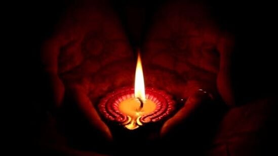 ಪ್ರಗತಿಗಾಗಿ ವಾಸ್ತು ಪರಿಹಾರಗಳು: ಪ್ರಗತಿ ಸಾಧಿಸಲು, ಮಹಿಳೆಯರು ಸಂಜೆ ಮನೆಯ ಹೊಸ್ತಿಲಲ್ಲಿ ದೀಪವನ್ನು ಹಚ್ಚಬೇಕು.