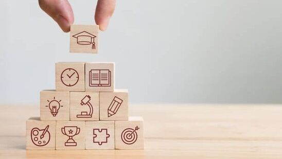 ಯಶಸ್ಸಿಗಾಗಿ ವಾಸ್ತು ಪ್ರಕಾರ ಏನು ಮಾಡಬೇಕು: ವಾಸ್ತು ಶಾಸ್ತ್ರದ ಪ್ರಕಾರ, ಓಂ ಸೂರ್ಯ ದೇವಾಯ ನಮಃ ಎಂದು ಜಪಿಸುವಾಗ ಸಿಂಧೂರ ಮತ್ತು ಬೆಲ್ಲ ಮಿಶ್ರಿತ ನೀರಿನಿಂದ ಉದಯಿಸುತ್ತಿರುವ ಸೂರ್ಯನಿಗೆ ಅರ್ಘ್ಯವನ್ನು ಅರ್ಪಿಸಬೇಕು. ಈ ಪರಿಹಾರವನ್ನು ನಿಯಮಿತವಾಗಿ ಮಾಡುವುದರಿಂದ, ಒಬ್ಬ ವ್ಯಕ್ತಿಯು ಜೀವನದಲ್ಲಿ ಹೊಸ ಎತ್ತರವನ್ನು ಹೋಗುತ್ತಾನೆ ಎಂದು ನಂಬಲಾಗಿದೆ.