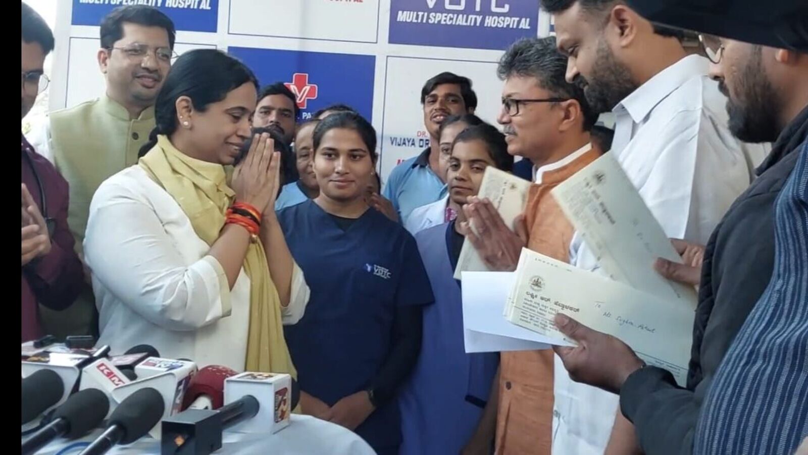 Lakshmi Hebbalkar: 13 ದಿನ ಬಳಿಕ ಲಕ್ಷ್ಮೀ ಹೆಬ್ಬಾಳಕರ್ ಆಸ್ಪತ್ರೆಯಿಂದ ಬಿಡುಗಡೆ; ಬಿಜೆಪಿ ಕಲ್ಲು ಹೃದಯದವರಿಗೆ ಉತ್ತರಿಸೋಲ್ಲವೆಂದ ಸಚಿವೆ