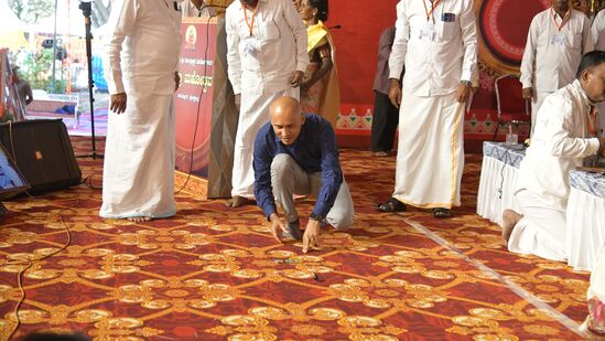 ಸುತ್ತೂರು ಜಾತ್ರೆಯಲ್ಲಿ ದೇಸಿ ಆಟಗಳ ಖುಷಿ. ಮೈಸೂರಿನ ದಕ್ಷಿಣ ವಲಯ ಪೊಲೀಸ್ ಮಹಾ ನಿರೀಕ್ಷಕ ಡಾ.ಎಂ.ಬಿ.ಬೋರಲಿಂಗಯ್ಯ ಅವರು ಗೋಲಿ ಆಡುವ ಮೂಲಕ ಖುಷಿ ಪಟ್ಟರು. ಸುತ್ತೂರು ಜಾತ್ರೆಯಲ್ಲಿ ದೇಸಿ ಆಟಗಳ ಖುಷಿ. ಮೈಸೂರಿನ ದಕ್ಷಿಣ ವಲಯ ಪೊಲೀಸ್ ಮಹಾ ನಿರೀಕ್ಷಕ ಡಾ.ಎಂ.ಬಿ.ಬೋರಲಿಂಗಯ್ಯ ಅವರು ಗೋಲಿ ಆಡುವ ಮೂಲಕ ಖುಷಿ ಪಟ್ಟರು.