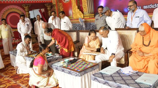 ಸುತ್ತೂರು ಜಾತ್ರೆಯಲ್ಲಿ ದೇಸಿ ಆಟಗಳ ಚಟುವಟಿಕೆಗೆ ಆರೋಗ್ಯ ಸಚಿವ ದಿನೇಶ್ ಗುಂಡೂರಾವ್, ಮಾಜಿ ಸಚಿವೆ ರಾಣಿ ಸತೀಶ್ ಅವರು ಅಟ್ಟುಗೂಳಿಮನೆ ಆಡುವ ಮೂಲಕ ಚಾಲನೆ ಕೊಟ್ಟರು. ಸುತ್ತೂರು ಜಾತ್ರೆಯಲ್ಲಿ ದೇಸಿ ಆಟಗಳ ಚಟುವಟಿಕೆಗೆ ಆರೋಗ್ಯ ಸಚಿವ ದಿನೇಶ್ ಗುಂಡೂರಾವ್, ಮಾಜಿ ಸಚಿವೆ ರಾಣಿ ಸತೀಶ್ ಅವರು ಅಟ್ಟುಗೂಳಿಮನೆ ಆಡುವ ಮೂಲಕ ಚಾಲನೆ ಕೊಟ್ಟರು.