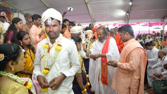 ಸುತ್ತೂರು ಜಾತ್ರಾ ಮಹೋತ್ಸವ ಅಂಗವಾಗಿ ನಡೆದ ಸಾಮೂಹಿಕ ವಿವಾಹದಲ್ಲಿ ದೃಷ್ಟಿ ವಿಕಲಚೇತನ ಜೋಡಿಯು ಸತಿಪತಿಗಳಾದರು. ಸುತ್ತೂರು ಜಾತ್ರಾ ಮಹೋತ್ಸವ ಅಂಗವಾಗಿ ನಡೆದ ಸಾಮೂಹಿಕ ವಿವಾಹದಲ್ಲಿ ದೃಷ್ಟಿ ವಿಕಲಚೇತನ ಜೋಡಿಯು ಸತಿಪತಿಗಳಾದರು.