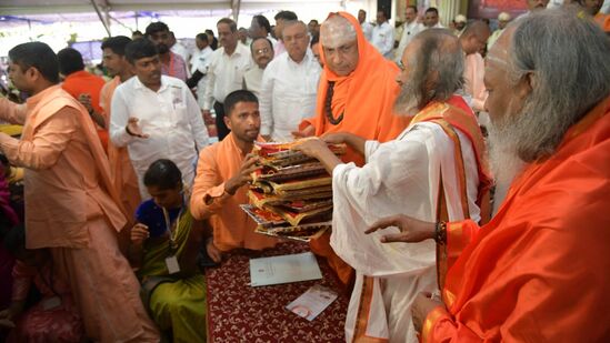 ಸುತ್ತೂರು ಜಾತ್ರೆಯ ಅಂಗವಾಗಿ ನಡೆ ಸಾಮೂಹಿಕ ವಿವಾಹದಲ್ಲಿ ಭಾಗಿಯಾದವರಿಗೆ ಆರ್ಟ್ ಆಫ್ ಲಿವಿಂಗ್ನ ಶ್ರೀ ರವಿಶಂಕರ ಗುರೂಜಿ ಉಡುಗೊರೆಗಳನ್ನು ವಿತರಿಸಿದರು. ಸುತ್ತೂರು ಜಾತ್ರೆಯ ಅಂಗವಾಗಿ ನಡೆ ಸಾಮೂಹಿಕ ವಿವಾಹದಲ್ಲಿ ಭಾಗಿಯಾದವರಿಗೆ ಆರ್ಟ್ ಆಫ್ ಲಿವಿಂಗ್ನ ಶ್ರೀ ರವಿಶಂಕರ ಗುರೂಜಿ ಉಡುಗೊರೆಗಳನ್ನು ವಿತರಿಸಿದರು.