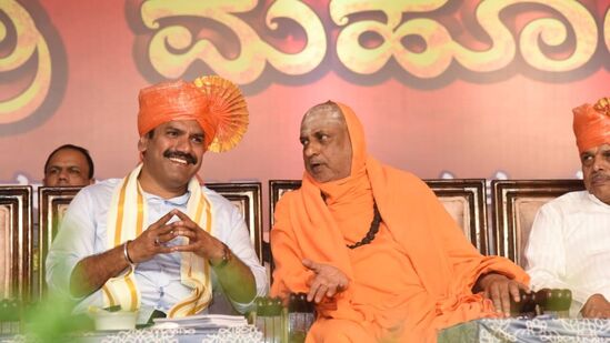 ಮೈಸೂರು ಜಿಲ್ಲೆಯ ಸುತ್ತೂರು ಮಠದಲ್ಲಿ ನಡೆದಿರುವ ಜಾತ್ರಾ ಮಹೋತ್ಸವದಲ್ಲಿ ಶ್ರೀ ಶಿವರಾತ್ರಿ ದೇಶಿಕೇಂದ್ರ ಸ್ವಾಮೀಜಿ ಅವರೊಂದಿಗೆ ಬಿಜೆಪಿ ಅಧ್ಯಕ್ಷ ಬಿ.ವೈ.ವಿಜಯೇಂದ್ರ ಭಾಗಿಯಾದರು.