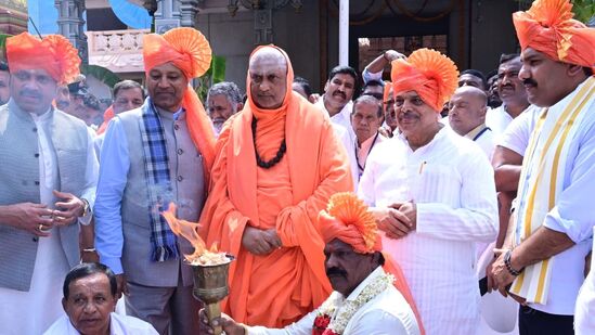 ಸುತ್ತೂರು ಜಾತ್ರೆಯಲ್ಲಿ ಕುಸ್ತಿ ಪಂದ್ಯಾವಳಿಗಳ ಜ್ಯೋತಿಗೆ ಮೇಘಾಲಯ ರಾಜ್ಯಪಾಲ ಸಿ.ಎಚ್‌.ವಿಜಯಶಂಕರ್‌, ಆರ್‌ಎಸ್‌ಎಸ್‌ ಪ್ರಮುಖ ದತ್ತಾತ್ರೇಯ ಹೊಸಬಾಳೆ, ಬಿಜೆಪಿ ರಾಜ್ಯಾಧ್ಯಕ್ಷ ಬಿ.ವೈ.ವಿಜಯೇಂದ್ರ ಅವರು ಶ್ರೀ ಶಿವರಾತ್ರಿ ದೇಶಿಕೇಂದ್ರ ಸ್ವಾಮೀಜಿ ಅವರ ಸಮ್ಮುಖದಲ್ಲಿ ಚಾಲನೆ ನೀಡಿದರು.