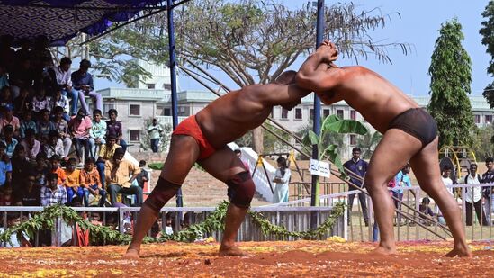 ಸುತ್ತೂರು ಜಾತ್ರೆ ಅಂಗವಾಗಿ ನಡೆಯುವ ಕುಸ್ತಿ ಪಂದ್ಯಾವಳಿಯನ್ನು ವೀಕ್ಷಿಸಲು ಹೆಚ್ಚಿನ ಸಂಖ್ಯೆಯಲ್ಲಿಯೇ ಕ್ರೀಡಾಭಿಮಾನಿಗಳು ಸೇರಿದ್ದರು.