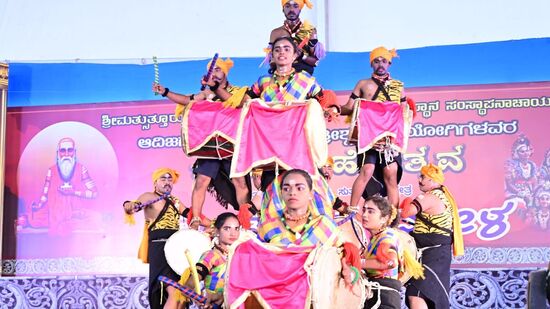 ಸುತ್ತೂರು ಜಾತ್ರೆ ಅಂಗವಾಗಿ ನಿತ್ಯ ನಡೆಯುವ ಸಾಂಸ್ಕೃತಿಕ ಮೇಳದಲ್ಲಿ ಯುವ ಕಲಾವಿದರು ನಡೆಸಿಕೊಟ್ಟ ಡೊಳ್ಳು ಕುಣಿತ ಆಕರ್ಷಕವಾಗಿತ್ತು.