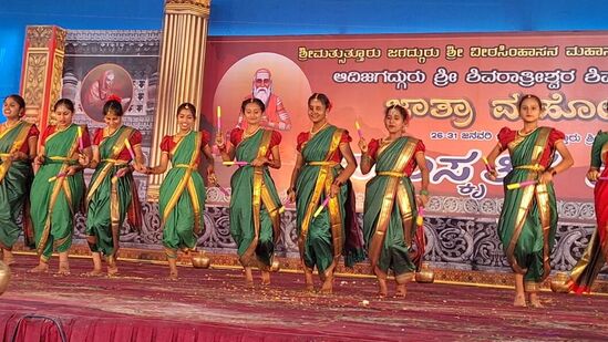 ಯುವತಿಯರು ಹಸಿರು ಸೀರೆಯುಟ್ಟು ನಗು ಮೊಗದೊಂದಿಗೆ ಕೋಲಾಟವನ್ನು ಆಟವಾಡಿ ಸುತ್ತೂರು ಜಾತ್ರಾ ಮಹೋತ್ಸವದ ಸಾಂಸ್ಕೃತಿಕ ಚಟುವಟಿಕೆಗಳಿಗೆ ಮೆರಗು ತಂದರು.