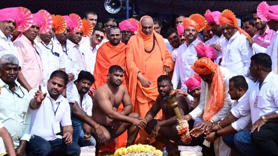 ಮೈಸೂರು ಜಿಲ್ಲೆಯ ಸುತ್ತೂರಿನಲ್ಲಿ ಜಾತ್ರಾ ಮಹೋತ್ಸವ ಅಂಗವಾಗಿ ನಡೆದ ಕುಸ್ತಿ ಪಂದ್ಯಾವಳಿಗೆ ಶ್ರೀ ಶಿವರಾತ್ರಿ ದೇಶಿಕೇಂದ್ರ ಸ್ವಾಮೀಜಿ, ಶಾಸಕ ಯತೀಂದ್ರ ಸಿದ್ದರಾಮಯ್ಯ ಚಾಲನೆ ನೀಡಿದರು.
