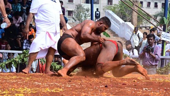 ನಾನಾ ಭಾಗಗಳಿಂದ ಆಗಮಿಸಿದ್ದ ಕುಸ್ತಿಗಳು ಮಟ್ಟಿಯಲ್ಲಿ ಸೆಣೆಸಾಡಿದರು.
