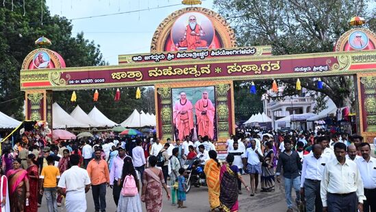 ಸುತ್ತೂರು ಜಾತ್ರಾ ಮಹೋತ್ಸವದ ಐದನೇ ದಿನವೂ ಸಹಸ್ರಾರು ಭಕ್ತರು ಆಗಮಿಸಿ ಕಾರ್ಯಕ್ರಮಗಳತ್ತ ಸುತ್ತು ಹಾಕಿದರು.