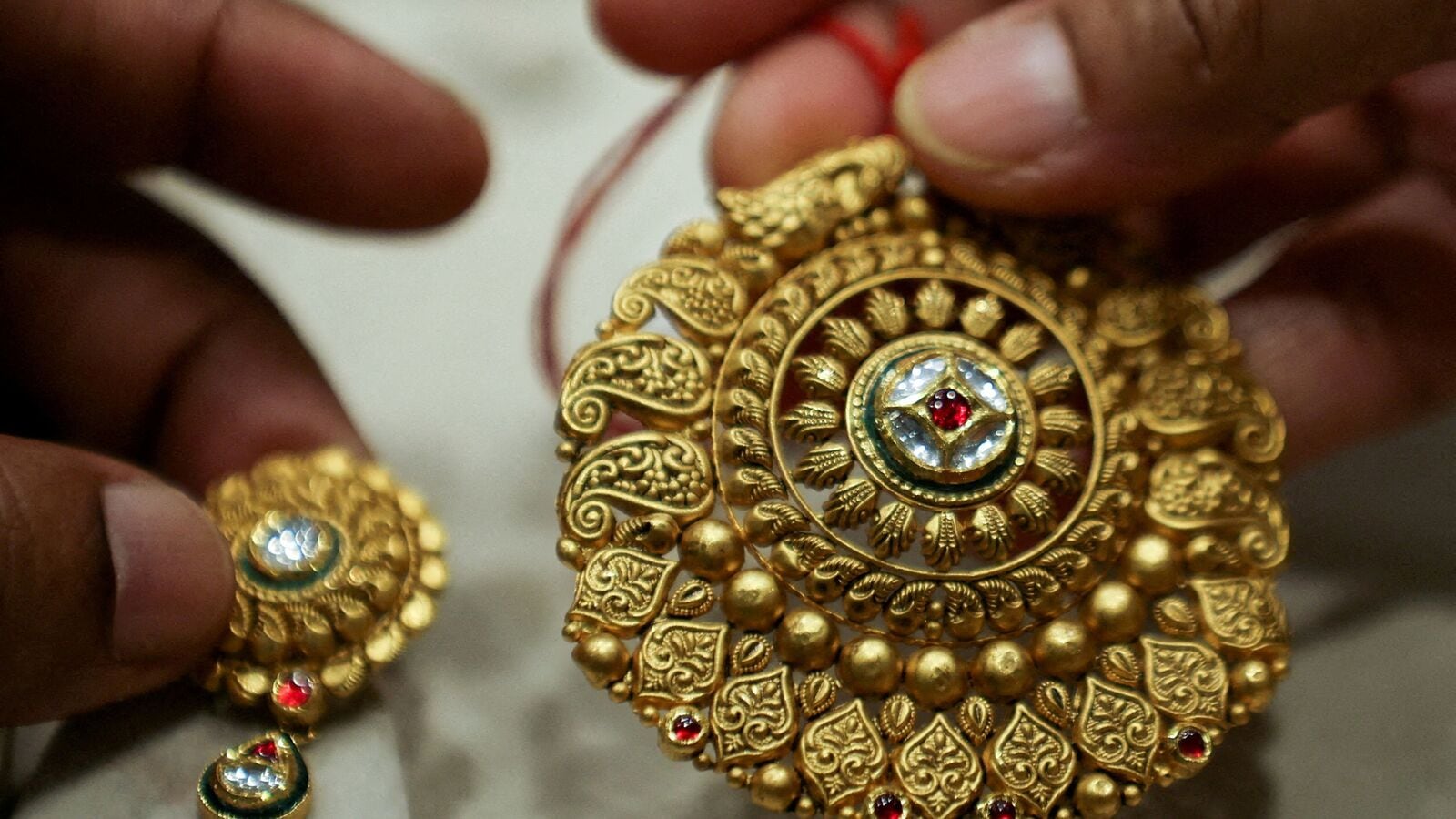 Gold Price: 10 ಗ್ರಾಂ ಚಿನ್ನಕ್ಕೆ 82357 ರೂ, ಸಾರ್ವಕಾಲಿಕ ಗರಿಷ್ಠ ಮಟ್ಟ ತಲುಪಿದ ಹಳದಿ ಲೋಹ, ಕರ್ನಾಟಕದಲ್ಲಿ ಇಂದಿನ ಚಿನ್ನದ ಬೆಲೆ ತಿಳಿಯಿರಿ