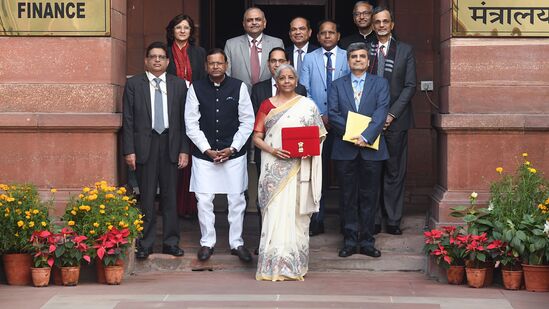 ಹಾಗಾದರೆ, ಕೇಂದ್ರ ಬಜೆಟ್ ಇತಿಹಾಸದಲ್ಲಿ ಕಿರು ಬಜೆಟ್ ಮತ್ತು ದೀರ್ಘ ಬಜೆಟ್ ಭಾಷಣಗಳ ನೋಟ ಹೀಗಿದೆ. ಹಾಗಾದರೆ, ಕೇಂದ್ರ ಬಜೆಟ್ ಇತಿಹಾಸದಲ್ಲಿ ಕಿರು ಬಜೆಟ್ ಮತ್ತು ದೀರ್ಘ ಬಜೆಟ್ ಭಾಷಣಗಳ ನೋಟ ಹೀಗಿದೆ.