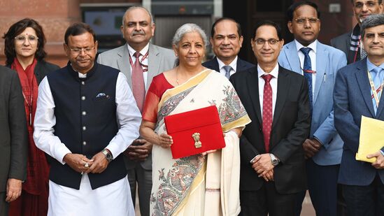 2019ರಲ್ಲಿ ಭಾರತದ ಮೊದಲ ಪೂರ್ಣ ಪ್ರಮಾಣದ ಮಹಿಳಾ ಸಚಿವರಾಗಿ ನಿರ್ಮಲಾ ಸೀತಾರಾಮನ್ ಅವರಿಂದ ಮೊದಲ ಬಜೆಟ್ ಮಂಡನೆಯಾಗಿತ್ತು. ಅಂದು 2 ಗಂಟೆ 17 ನಿಮಿಷಗಳ ಕಾಲ ಭಾಷಣ ಮಾಡಿದ್ದರು. ಇದು ಇತಿಹಾಸದಲ್ಲಿ ಎರಡನೇ ಅತಿ ಉದ್ದದ ಭಾಷಣ. 2019ರಲ್ಲಿ ಭಾರತದ ಮೊದಲ ಪೂರ್ಣ ಪ್ರಮಾಣದ ಮಹಿಳಾ ಸಚಿವರಾಗಿ ನಿರ್ಮಲಾ ಸೀತಾರಾಮನ್ ಅವರಿಂದ ಮೊದಲ ಬಜೆಟ್ ಮಂಡನೆಯಾಗಿತ್ತು. ಅಂದು 2 ಗಂಟೆ 17 ನಿಮಿಷಗಳ ಕಾಲ ಭಾಷಣ ಮಾಡಿದ್ದರು. ಇದು ಇತಿಹಾಸದಲ್ಲಿ ಎರಡನೇ ಅತಿ ಉದ್ದದ ಭಾಷಣ.