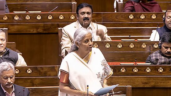 2020ರಲ್ಲಿ ನಿರ್ಮಲಾ ಸೀತಾರಾಮನ್ ಮಂಡಿಸಿದ್ದ ಕೇಂದ್ರ ಬಜೆಟ್ ಭಾಷಣ ಇತಿಹಾಸದಲ್ಲೇ ಅತಿ ಸುದೀರ್ಘವಾದ ಬಜೆಟ್ ಭಾಷಣವಾಗಿದೆ. 2 ಗಂಟೆ 40 ನಿಮಿಷಗಳ ಕಾಲ ಬಜೆಟ್ ಭಾಷಣ ಮಾಡಿದ್ದರು. 2020ರಲ್ಲಿ ನಿರ್ಮಲಾ ಸೀತಾರಾಮನ್ ಮಂಡಿಸಿದ್ದ ಕೇಂದ್ರ ಬಜೆಟ್ ಭಾಷಣ ಇತಿಹಾಸದಲ್ಲೇ ಅತಿ ಸುದೀರ್ಘವಾದ ಬಜೆಟ್ ಭಾಷಣವಾಗಿದೆ. 2 ಗಂಟೆ 40 ನಿಮಿಷಗಳ ಕಾಲ ಬಜೆಟ್ ಭಾಷಣ ಮಾಡಿದ್ದರು.