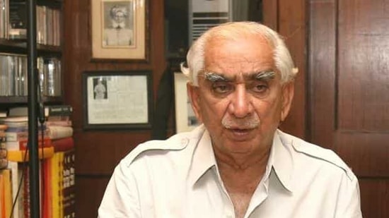 ನಿರ್ಮಲಾ ಸೀತಾರಾಮನ್ ಅವರಿಗಿಂತ ಮೊದಲು ಈ ದಾಖಲೆ ಬಿಜೆಪಿ ನಾಯಕ ಜಸ್ವಂತ್ ಸಿಂಗ್ ಹೆಸರಿನಲ್ಲಿತ್ತು. 2003ರ ಬಜೆಟ್ ಭಾಷಣವು 2 ಗಂಟೆ 15 ನಿಮಿಷಗಳ ಕಾಲ ನಡೆಯಿತು. ಇದು ಮೂರನೇ ಸುದೀರ್ಘ ಭಾಷಣ. ನಿರ್ಮಲಾ ಸೀತಾರಾಮನ್ ಅವರಿಗಿಂತ ಮೊದಲು ಈ ದಾಖಲೆ ಬಿಜೆಪಿ ನಾಯಕ ಜಸ್ವಂತ್ ಸಿಂಗ್ ಹೆಸರಿನಲ್ಲಿತ್ತು. 2003ರ ಬಜೆಟ್ ಭಾಷಣವು 2 ಗಂಟೆ 15 ನಿಮಿಷಗಳ ಕಾಲ ನಡೆಯಿತು. ಇದು ಮೂರನೇ ಸುದೀರ್ಘ ಭಾಷಣ.