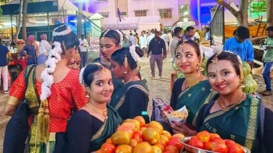 ಭರತನಾಟ್ಯ ಕಲಾವಿದೆಯರ ಮಂದಹಾಸಕ್ಕೆ ಚುರುಮುರಿಯೇ ಕಾರಣ:&nbsp;ಸುತ್ತೂರು ಜಾತ್ರೆಯ ಸಾಂಸ್ಕೃತಿಕ ಕಾರ್ಯಕ್ರಮ ನೀಡಲು ಬಂದ ಕಲಾವಿದರು ಇಲ್ಲಿನ ಚುರುಮುರಿಗೆ ಮಾರು ಹೋದರು,
