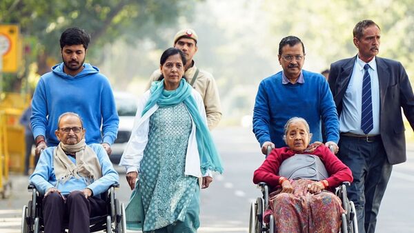 ದೆಹಲಿ ಚುನಾವಣೆ 2025: ಆಮ್ ಆದ್ಮಿ ಪಾರ್ಟಿ (ಎಎಪಿ) ರಾಷ್ಟ್ರೀಯ ಸಂಚಾಲಕ ಅರವಿಂದ್ ಕೇಜ್ರಿವಾಲ್ ಮತ್ತು ಅವರ ತಾಯಿ ಗೀತಾ ದೇವಿ, ತಂದೆ ಗೋಬಿಂದ್ ರಾಮ್ ಕೇಜ್ರಿವಾಲ್, ಪತ್ನಿ ಸುನಿತಾ ಕೇಜ್ರಿವಾಲ್ ಮತ್ತು ಮಗ ಪುಲ್ಕಿತ್ ಕೇಜ್ರಿವಾಲ್ ಮತ ಚಲಾವಣೆಗಾಗಿ ಮತಗಟ್ಟೆಗೆ ಆಗಮಿಸಿದ ಸಂದರ್ಭ. ದೆಹಲಿ ಚುನಾವಣೆ 2025: ಆಮ್ ಆದ್ಮಿ ಪಾರ್ಟಿ (ಎಎಪಿ) ರಾಷ್ಟ್ರೀಯ ಸಂಚಾಲಕ ಅರವಿಂದ್ ಕೇಜ್ರಿವಾಲ್ ಮತ್ತು ಅವರ ತಾಯಿ ಗೀತಾ ದೇವಿ, ತಂದೆ ಗೋಬಿಂದ್ ರಾಮ್ ಕೇಜ್ರಿವಾಲ್, ಪತ್ನಿ ಸುನಿತಾ ಕೇಜ್ರಿವಾಲ್ ಮತ್ತು ಮಗ ಪುಲ್ಕಿತ್ ಕೇಜ್ರಿವಾಲ್ ಮತ ಚಲಾವಣೆಗಾಗಿ ಮತಗಟ್ಟೆಗೆ ಆಗಮಿಸಿದ ಸಂದರ್ಭ.