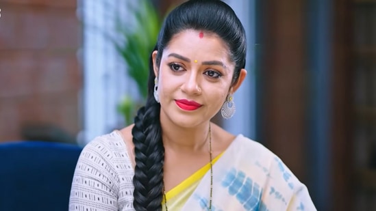 ಇನ್ನೊಂದೆಡೆ ಗೌತಮ್ ತಾಯಿಯನ್ನು ಸಾಯಿಸುವ ಪ್ರಯತ್ನ ಮಾಡಿ ಶಕುಂತಲಾದೇವಿ ವಿಫಲವಾಗಿದ್ದಾರೆ. ಮನೆಯಲ್ಲಿ ನಡೆದ ಘಟನೆಯ ಕುರಿತು ಗೌತಮ್ ತನಿಖೆ ಮಾಡುತ್ತಾನೆ. ಈ ಕೃತ್ಯ ಮಾಡಿದ್ದು ಶಕುಂತಲಾ ಎಂಬ ಸತ್ಯ ಗೌತಮ್ಗೆ ತಿಳಿಯಬಹುದೇ ಎನ್ನುವ ಕುತೂಹಲವೂ ಪ್ರೇಕ್ಷಕರಿಗೆ ಇದೆ. ಇನ್ನೊಂದೆಡೆ ಗೌತಮ್ ತಾಯಿಯನ್ನು ಸಾಯಿಸುವ ಪ್ರಯತ್ನ ಮಾಡಿ ಶಕುಂತಲಾದೇವಿ ವಿಫಲವಾಗಿದ್ದಾರೆ. ಮನೆಯಲ್ಲಿ ನಡೆದ ಘಟನೆಯ ಕುರಿತು ಗೌತಮ್ ತನಿಖೆ ಮಾಡುತ್ತಾನೆ. ಈ ಕೃತ್ಯ ಮಾಡಿದ್ದು ಶಕುಂತಲಾ ಎಂಬ ಸತ್ಯ ಗೌತಮ್ಗೆ ತಿಳಿಯಬಹುದೇ ಎನ್ನುವ ಕುತೂಹಲವೂ ಪ್ರೇಕ್ಷಕರಿಗೆ ಇದೆ.