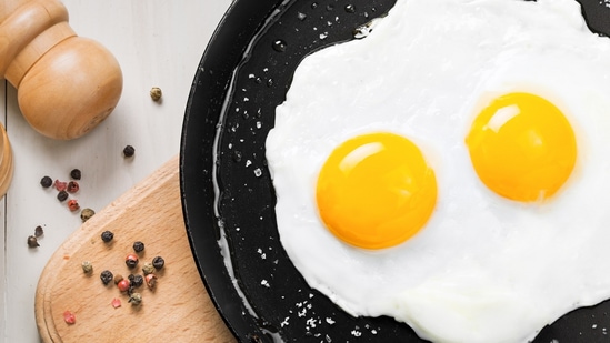 ಮೊಟ್ಟೆಯಲ್ಲಿ ಪ್ರೋಟೀನ್ ಅಧಿಕವಾಗಿರುತ್ತದೆ. ಕೆಲವೊಮ್ಮೆ ಆ ಪ್ರೋಟೀನ್ ಕೆಲವು ಪ್ರತಿಜೀವಕ (ಆಂಟಿಬಯೋಟಿಕ್) ಗಳ ಪರಿಣಾಮವನ್ನು ಕಡಿಮೆ ಮಾಡಲು ಕೆಲಸ ಮಾಡುತ್ತದೆ. ಯಾವುದೇ ಪ್ರತಿಜೀವಕ (ಆಂಟಿಬಯೋಟಿಕ್) ಗಳನ್ನು ತೆಗೆದುಕೊಳ್ಳುವಾಗ, ವೈದ್ಯರನ್ನು ಕೇಳಿದ ನಂತರವೇ ಮೊಟ್ಟೆ ತಿನ್ನುವುದು ಉತ್ತಮ. ಮೊಟ್ಟೆಯಲ್ಲಿ ಪ್ರೋಟೀನ್ ಅಧಿಕವಾಗಿರುತ್ತದೆ. ಕೆಲವೊಮ್ಮೆ ಆ ಪ್ರೋಟೀನ್ ಕೆಲವು ಪ್ರತಿಜೀವಕ (ಆಂಟಿಬಯೋಟಿಕ್) ಗಳ ಪರಿಣಾಮವನ್ನು ಕಡಿಮೆ ಮಾಡಲು ಕೆಲಸ ಮಾಡುತ್ತದೆ. ಯಾವುದೇ ಪ್ರತಿಜೀವಕ (ಆಂಟಿಬಯೋಟಿಕ್) ಗಳನ್ನು ತೆಗೆದುಕೊಳ್ಳುವಾಗ, ವೈದ್ಯರನ್ನು ಕೇಳಿದ ನಂತರವೇ ಮೊಟ್ಟೆ ತಿನ್ನುವುದು ಉತ್ತಮ. 