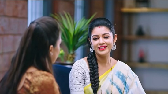 "ನಾನೂ ಕೂಡ ಒಂದು ಮಗುವಿನ ತಾಯಿ. ಇಡೀ ದಿನ ಕೆಲಸ ಮಾಡಿ ಸುಸ್ತಾದರೂ ಮಗಳು ಎದುರಿಗೆ ಬಂದಾಗ ಗೆಲುವಾಗ್ತಿನಿ. ಲಚ್ಚಿ ಎದುರಿಗೆ ಬರ್ತಾ ಇದ್ದಾಗ ಎಲ್ಲಾ ಮರೆತು ಹೋಗುತ್ತೆ ಅತ್ತಿಗೆ" ಎಂದು ಸುಧಾ ಹೇಳುತ್ತಾಳೆ. "ನಾನೂ ಕೂಡ ಒಂದು ಮಗುವಿನ ತಾಯಿ. ಇಡೀ ದಿನ ಕೆಲಸ ಮಾಡಿ ಸುಸ್ತಾದರೂ ಮಗಳು ಎದುರಿಗೆ ಬಂದಾಗ ಗೆಲುವಾಗ್ತಿನಿ. ಲಚ್ಚಿ ಎದುರಿಗೆ ಬರ್ತಾ ಇದ್ದಾಗ ಎಲ್ಲಾ ಮರೆತು ಹೋಗುತ್ತೆ ಅತ್ತಿಗೆ" ಎಂದು ಸುಧಾ ಹೇಳುತ್ತಾಳೆ.