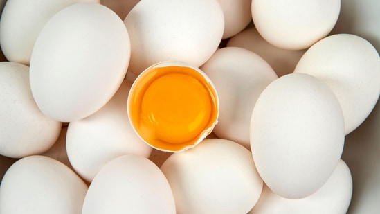 ಹಸಿ ಮೊಟ್ಟೆ: ಕೆಲವರು ಹಸಿ ಮೊಟ್ಟೆಗಳನ್ನು ಸೇವಿಸುತ್ತಾರೆ. ಅದು ಒಳ್ಳೆಯದಲ್ಲ. ಇದು ವಿವಿಧ ರೋಗಗಳನ್ನು ಅಭಿವೃದ್ಧಿಪಡಿಸುವ ಅಪಾಯವನ್ನು ಹೆಚ್ಚಿಸುತ್ತದೆ. ಹಸಿ ಅಥವಾ ಕಡಿಮೆ ಬೇಯಿಸಿದ ಮೊಟ್ಟೆಗಳನ್ನು ತಿನ್ನುವುದು ಆಹಾರ ವಿಷಕ್ಕೆ ಕಾರಣವಾಗಬಹುದು. ಅಂತಹ ಮೊಟ್ಟೆಯನ್ನು ತಿನ್ನುವುದರಿಂದ ಸಾಲ್ಮೊನೆಲ್ಲಾ ಬ್ಯಾಕ್ಟೀರಿಯಾ ದೇಹವನ್ನು ಪ್ರವೇಶಿಸುವ ಅಪಾಯಕ್ಕೆ ಕಾರಣವಾಗಬಹುದು. ಈ ಬ್ಯಾಕ್ಟೀರಿಯಾಗಳು ಅತಿಸಾರ, ಜ್ವರ, ಹೊಟ್ಟೆ ಸೆಳೆತ ಮುಂತಾದ ರೋಗಲಕ್ಷಣಗಳನ್ನು ಉಂಟುಮಾಡಬಹುದು. ಹಸಿ ಮೊಟ್ಟೆ: ಕೆಲವರು ಹಸಿ ಮೊಟ್ಟೆಗಳನ್ನು ಸೇವಿಸುತ್ತಾರೆ. ಅದು ಒಳ್ಳೆಯದಲ್ಲ. ಇದು ವಿವಿಧ ರೋಗಗಳನ್ನು ಅಭಿವೃದ್ಧಿಪಡಿಸುವ ಅಪಾಯವನ್ನು ಹೆಚ್ಚಿಸುತ್ತದೆ. ಹಸಿ ಅಥವಾ ಕಡಿಮೆ ಬೇಯಿಸಿದ ಮೊಟ್ಟೆಗಳನ್ನು ತಿನ್ನುವುದು ಆಹಾರ ವಿಷಕ್ಕೆ ಕಾರಣವಾಗಬಹುದು. ಅಂತಹ ಮೊಟ್ಟೆಯನ್ನು ತಿನ್ನುವುದರಿಂದ ಸಾಲ್ಮೊನೆಲ್ಲಾ ಬ್ಯಾಕ್ಟೀರಿಯಾ ದೇಹವನ್ನು ಪ್ರವೇಶಿಸುವ ಅಪಾಯಕ್ಕೆ ಕಾರಣವಾಗಬಹುದು. ಈ ಬ್ಯಾಕ್ಟೀರಿಯಾಗಳು ಅತಿಸಾರ, ಜ್ವರ, ಹೊಟ್ಟೆ ಸೆಳೆತ ಮುಂತಾದ ರೋಗಲಕ್ಷಣಗಳನ್ನು ಉಂಟುಮಾಡಬಹುದು.