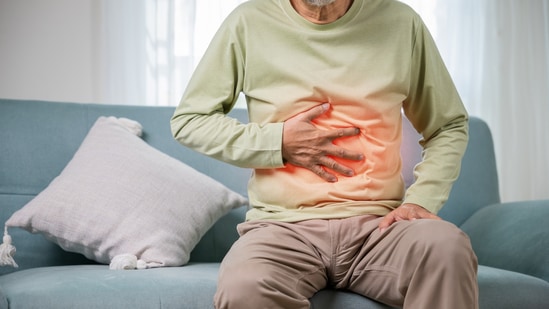 ಗ್ಯಾಸ್ಟ್ರಿಕ್ ಸಮಸ್ಯೆ: ಜೀರ್ಣಾಂಗ ವ್ಯವಸ್ಥೆಯ ಸಮಸ್ಯೆಗಳಾದ ಹೊಟ್ಟೆಯುಬ್ಬರ, ವಾಯು, ಹೊಟ್ಟೆ ಸೆಳೆತ ಇತ್ಯಾದಿಗಳಿಂದ ಬಳಲುತ್ತಿರುವ ಜನರು ಖಾಲಿ ಹೊಟ್ಟೆಯಲ್ಲಿ ಮೊಟ್ಟೆಗಳನ್ನು ತಿನ್ನಬಾರದು. ಈಗಾಗಲೇ ದುರ್ಬಲ ಜೀರ್ಣಾಂಗ ವ್ಯವಸ್ಥೆಯನ್ನು ಹೊಂದಿರುವವರಲ್ಲಿ ಆ ಸಮಸ್ಯೆಗಳು ಉಲ್ಬಣಗೊಳ್ಳುವ ಸಾಧ್ಯತೆಯಿದೆ. ಗ್ಯಾಸ್ಟ್ರಿಕ್ ಸಮಸ್ಯೆ: ಜೀರ್ಣಾಂಗ ವ್ಯವಸ್ಥೆಯ ಸಮಸ್ಯೆಗಳಾದ ಹೊಟ್ಟೆಯುಬ್ಬರ, ವಾಯು, ಹೊಟ್ಟೆ ಸೆಳೆತ ಇತ್ಯಾದಿಗಳಿಂದ ಬಳಲುತ್ತಿರುವ ಜನರು ಖಾಲಿ ಹೊಟ್ಟೆಯಲ್ಲಿ ಮೊಟ್ಟೆಗಳನ್ನು ತಿನ್ನಬಾರದು. ಈಗಾಗಲೇ ದುರ್ಬಲ ಜೀರ್ಣಾಂಗ ವ್ಯವಸ್ಥೆಯನ್ನು ಹೊಂದಿರುವವರಲ್ಲಿ ಆ ಸಮಸ್ಯೆಗಳು ಉಲ್ಬಣಗೊಳ್ಳುವ ಸಾಧ್ಯತೆಯಿದೆ.