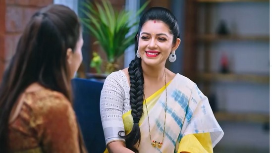 ಸುಧಾ ಅಷ್ಟೇ ಹೇಳಿದ್ದರೆ ಪರವಾಗಿರಲಿಲ್ಲ. "ಮಕ್ಕಳು ಎಂದರೆ ಹಾಗೆಯೇ, ಅದನ್ನು ಬಾಯ್ಮಾತಿನಲ್ಲಿ ಹೇಳಿದರೆ ಅರ್ಥ ಮಾಡಿಕೊಳ್ಳಲು ಆಗುವುದಿಲ್ಲ. ಅದನ್ನು ಅನುಭವಿಸಿಯೇ ತೀರಬೇಕು" ಎಂದು ಸುಧಾ ಹೇಳುತ್ತಾಳೆ. ಸುಧಾ ಅಷ್ಟೇ ಹೇಳಿದ್ದರೆ ಪರವಾಗಿರಲಿಲ್ಲ. "ಮಕ್ಕಳು ಎಂದರೆ ಹಾಗೆಯೇ, ಅದನ್ನು ಬಾಯ್ಮಾತಿನಲ್ಲಿ ಹೇಳಿದರೆ ಅರ್ಥ ಮಾಡಿಕೊಳ್ಳಲು ಆಗುವುದಿಲ್ಲ. ಅದನ್ನು ಅನುಭವಿಸಿಯೇ ತೀರಬೇಕು" ಎಂದು ಸುಧಾ ಹೇಳುತ್ತಾಳೆ.