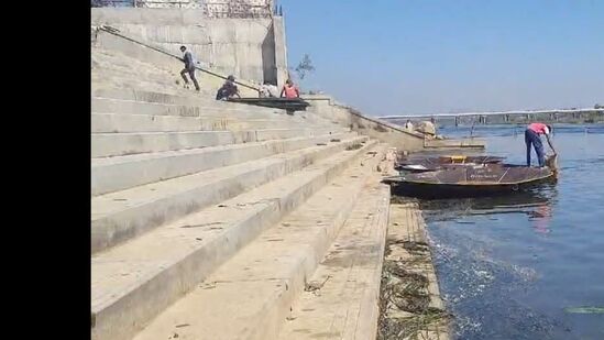 ಕಾವೇರಿ ನದಿ ತೀರದಲ್ಲಿ ಬೆಳೆದಿರುವ ಕಳೆಯನ್ನು ತೆಗೆದು ಭಕ್ತರು ಸ್ನಾನ ಮಾಡಲು ಸೂಕ್ತ ವಾತಾವರಣವನ್ನು ನಿರ್ಮಿಸಲಾಗುತ್ತಿದೆ.