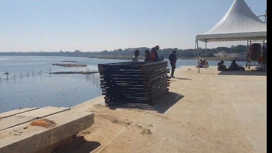 ನದಿ ತೀರದಲ್ಲೂ ಧಾರ್ಮಿಕ ಕಾರ್ಯಕ್ರಮಗಳು ನಡೆಯುವುದರಿಂದ ಅಲ್ಲಿಯೂ ವೇದಿಕೆಗಳನ್ನು ನಿರ್ಮಿಸಲಾಗುತ್ತಿದೆ.