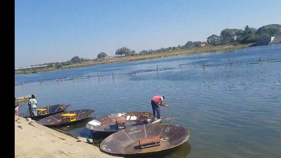 ಭಕ್ತರು ಸ್ನಾನ ಮಾಡುವ ಪ್ರದೇಶದಲ್ಲಿ ದೋಣಿಗಳನ್ನೂ ನಿಲ್ಲಿಸಿ ಸುರಕ್ಷತೆಗೂ ಇನ್ನಿಲ್ಲದ ಒತ್ತು ನೀಡಲಾಗುತ್ತಿದೆ.