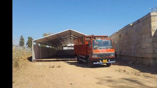 ಕಳೆದ ಒಂದು ವಾರದಿಂದ ವೇದಿಕೆ ಹಾಗೂ ಇತರೆ ಚಟುವಟಿಕೆಗಳಿಗಾಗಿ ಶಾಮೀಯಾನಗಳನ್ನು ಹಾಕುವ ಚಟುವಟಿಕೆ ಬಿರುಸಿನಿಂದ ಸಾಗಿದೆ.