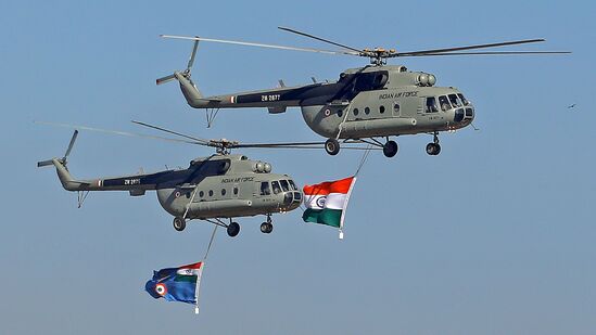 ಏರೋ ಇಂಡಿಯಾ 2025: ಬೆಂಗಳೂರು ಯಲಹಂಕದ ವಾಯುನೆಲೆಯಲ್ಲಿ ಏರೋ ಇಂಡಿಯಾ ಪ್ರದರ್ಶನಕ್ಕೆ ಪೂರ್ವಭಾವಿಯಾಗಿ ಗುರುವಾರ ವಾಯುಪಡೆಯ ಹೆಲಿಕಾಪ್ಟರ್ಗಳು ಕೂಡ ಅಂತಿಮ ತಾಲೀಮಿ ಪ್ರದರ್ಶನ ನೀಡಿದವು. ಏರೋ ಇಂಡಿಯಾ 2025: ಬೆಂಗಳೂರು ಯಲಹಂಕದ ವಾಯುನೆಲೆಯಲ್ಲಿ ಏರೋ ಇಂಡಿಯಾ ಪ್ರದರ್ಶನಕ್ಕೆ ಪೂರ್ವಭಾವಿಯಾಗಿ ಗುರುವಾರ ವಾಯುಪಡೆಯ ಹೆಲಿಕಾಪ್ಟರ್ಗಳು ಕೂಡ ಅಂತಿಮ ತಾಲೀಮಿ ಪ್ರದರ್ಶನ ನೀಡಿದವು.