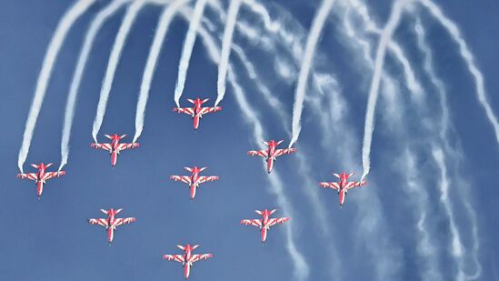 ಏರೋ ಇಂಡಿಯಾ 2025: ಬೆಂಗಳೂರಿನಲ್ಲಿ ನಡೆಯಲಿರುವ ಏರೋ ಇಂಡಿಯಾ ಪ್ರದರ್ಶನವು ಜಾಗತಿಕ ನಾಯಕರನ್ನು, ರಕ್ಷಣಾ ಪರಿಣತರು, ನವೋದ್ಯಮಿಗಳನ್ನು ಆಹ್ವಾನಿಸುತ್ತಿದ್ದು, "ದ ರನ್ವೇ ಟು ಎ ಬಿಲಿಯನ್ ಅಪೋರ್ಚುನಿಟೀಸ್' (ಶತಕೋಟಿ ಅವಕಾಶಗಳಿಗೆ ಒಂದು ಉಡಾವಣಾ ವೇದಿಕೆ) ಎಂಬ ಈ ಸಲದ ಥೀಮ್ ಅನ್ನು ಸಾಕಾರಗೊಳಿಸುವ ನಿರೀಕ್ಷೆ ಇದೆ. ಏರೋ ಇಂಡಿಯಾ 2025: ಬೆಂಗಳೂರಿನಲ್ಲಿ ನಡೆಯಲಿರುವ ಏರೋ ಇಂಡಿಯಾ ಪ್ರದರ್ಶನವು ಜಾಗತಿಕ ನಾಯಕರನ್ನು, ರಕ್ಷಣಾ ಪರಿಣತರು, ನವೋದ್ಯಮಿಗಳನ್ನು ಆಹ್ವಾನಿಸುತ್ತಿದ್ದು, "ದ ರನ್ವೇ ಟು ಎ ಬಿಲಿಯನ್ ಅಪೋರ್ಚುನಿಟೀಸ್' (ಶತಕೋಟಿ ಅವಕಾಶಗಳಿಗೆ ಒಂದು ಉಡಾವಣಾ ವೇದಿಕೆ) ಎಂಬ ಈ ಸಲದ ಥೀಮ್ ಅನ್ನು ಸಾಕಾರಗೊಳಿಸುವ ನಿರೀಕ್ಷೆ ಇದೆ.