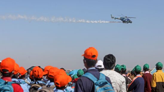 ಏರೋ ಇಂಡಿಯಾ 2025: ಬೆಂಗಳೂರು ಯಲಹಂಕದಲ್ಲಿ ಫೆ 10 ರಿಂದ ಶುರುವಾಗಲಿರುವ ಏರೋ ಇಂಡಿಯಾ ಪ್ರದರ್ಶನಕ್ಕೆ ಮೊದಲು ಗುರುವಾರ (ಫೆ 6) ಭಾರತೀಯ ವಾಯುಪಡೆಯ ಏರೋಬ್ಯಾಟಿಕ್ ತಂಡ ತಾಲೀಮು ನಡೆಸಿತು. ಏರೋ ಇಂಡಿಯಾ 2025: ಬೆಂಗಳೂರು ಯಲಹಂಕದಲ್ಲಿ ಫೆ 10 ರಿಂದ ಶುರುವಾಗಲಿರುವ ಏರೋ ಇಂಡಿಯಾ ಪ್ರದರ್ಶನಕ್ಕೆ ಮೊದಲು ಗುರುವಾರ (ಫೆ 6) ಭಾರತೀಯ ವಾಯುಪಡೆಯ ಏರೋಬ್ಯಾಟಿಕ್ ತಂಡ ತಾಲೀಮು ನಡೆಸಿತು.