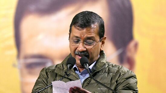 2011-12ರಲ್ಲಿ ಜನ್ ಲೋಕಪಾಲ್ ಕಾಯಿದೆ ಜಾರಿಗೊಳಿಸಬೇಕು, ಭ್ರಷ್ಟಾಚಾರ ನಿಗ್ರಹಿಸಬೇಕು ಎಂದು ಆಗ್ರಹಿಸಿದ್ದ ಅಣ್ಣಾ ಹಜಾರೆ ಅವರ ಚಳವಳಿಗೆ ಸೇರ್ಪಡೆಯಾದ ಅರವಿಂದ್ ಕೇಜ್ರಿವಾಲ್ ಬಹುಬೇಗ, ಚಳವಳಿಯ ಮುಂಚೂಣಿಗೆ ಬಂದರು. ಜನಸಾಮಾನ್ಯರ ಪರವಾಗಿರುವ ಅಣ್ಣಾ ಹಜಾರೆ ಅವರ ಉತ್ತರಾಧಿಕಾರಿಯಂತೆ ಕಂಡುಬಂದರು. 2011-12ರಲ್ಲಿ ಜನ್ ಲೋಕಪಾಲ್ ಕಾಯಿದೆ ಜಾರಿಗೊಳಿಸಬೇಕು, ಭ್ರಷ್ಟಾಚಾರ ನಿಗ್ರಹಿಸಬೇಕು ಎಂದು ಆಗ್ರಹಿಸಿದ್ದ ಅಣ್ಣಾ ಹಜಾರೆ ಅವರ ಚಳವಳಿಗೆ ಸೇರ್ಪಡೆಯಾದ ಅರವಿಂದ್ ಕೇಜ್ರಿವಾಲ್ ಬಹುಬೇಗ, ಚಳವಳಿಯ ಮುಂಚೂಣಿಗೆ ಬಂದರು. ಜನಸಾಮಾನ್ಯರ ಪರವಾಗಿರುವ ಅಣ್ಣಾ ಹಜಾರೆ ಅವರ ಉತ್ತರಾಧಿಕಾರಿಯಂತೆ ಕಂಡುಬಂದರು. 