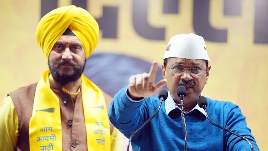 2012ರಲ್ಲಿ ರಾಜಕೀಯ ಪ್ರವೇಶ ಇಂಗಿತ ವ್ಯಕ್ತಪಡಿಸಿದ ಅರವಿಂದ್ ಕೇಜ್ರಿವಾಲ್, ಆಮ್ ಆದ್ಮಿ ಪಾರ್ಟಿ (ಎಎಪಿ) ಸ್ಥಾಪಿಸಿದರು. ರಾಜಕಾರಣಿಯಾಗಿ ತಮ್ಮನ್ನು ಬದಲಾಯಿಸಿಕೊಂಡು, ಆಡಳಿತದಲ್ಲಿ ಬದಲಾವಣೆ ತರಲು ಮುಂದಾದರು. ಬಹುಬೇಗ ಜನ ಸಾಮಾನ್ಯರ ಬೆಂಬಲ ಗಿಟ್ಟಿಸಿಕೊಂಡರು. 2012ರಲ್ಲಿ ರಾಜಕೀಯ ಪ್ರವೇಶ ಇಂಗಿತ ವ್ಯಕ್ತಪಡಿಸಿದ ಅರವಿಂದ್ ಕೇಜ್ರಿವಾಲ್, ಆಮ್ ಆದ್ಮಿ ಪಾರ್ಟಿ (ಎಎಪಿ) ಸ್ಥಾಪಿಸಿದರು. ರಾಜಕಾರಣಿಯಾಗಿ ತಮ್ಮನ್ನು ಬದಲಾಯಿಸಿಕೊಂಡು, ಆಡಳಿತದಲ್ಲಿ ಬದಲಾವಣೆ ತರಲು ಮುಂದಾದರು. ಬಹುಬೇಗ ಜನ ಸಾಮಾನ್ಯರ ಬೆಂಬಲ ಗಿಟ್ಟಿಸಿಕೊಂಡರು.